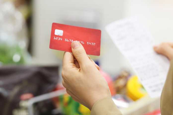 ทำบัตรเครดิตธนาคารไหนดี ที่แม้จะใช้จ่ายผ่านบัตรน้อยก็ไม่ต้องกังวลเรื่องค่าธรรมเนียมบัตร